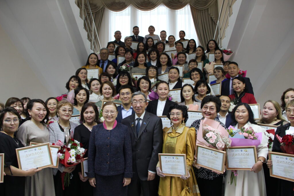 В Якутии третий год проводится конкурс для педагогов на средства АО «РНГ»